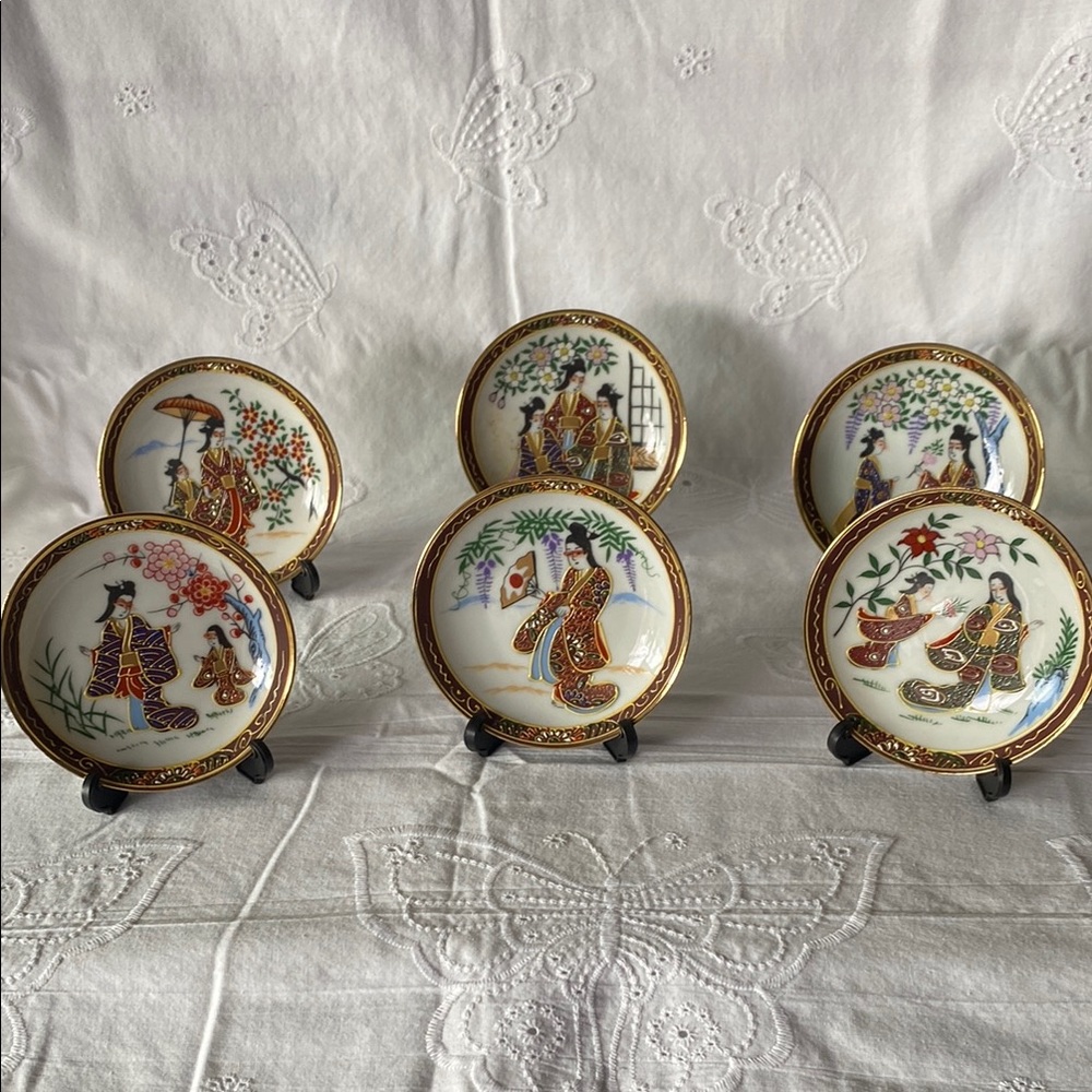Set of 6 Decorative Geisha Inspired Plates. 4” Gold trimmed w/stand. Beautiful.